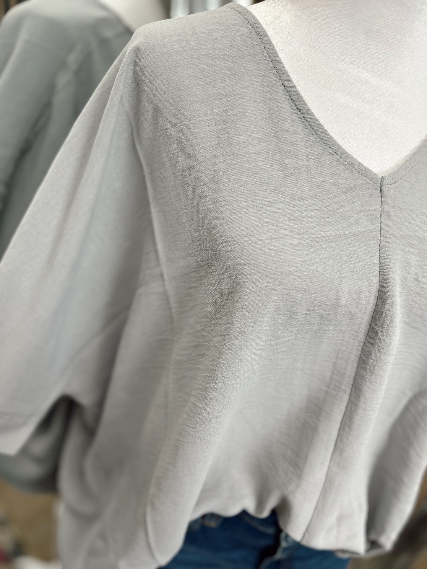 DOORBUSTER WOVEN V-NECK TOP - Lt Grey