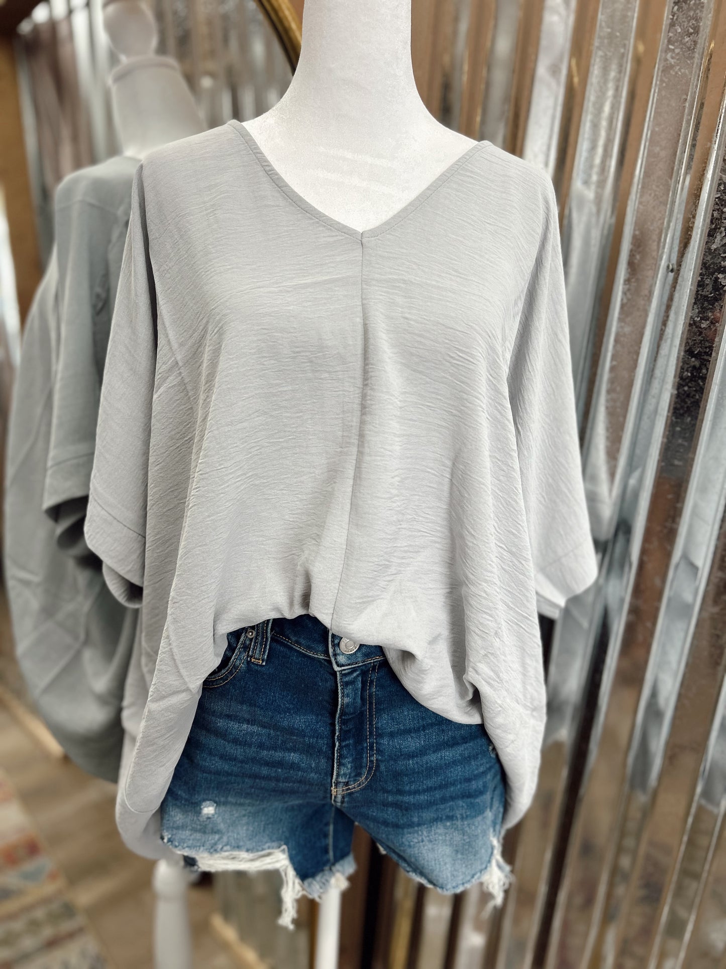 DOORBUSTER WOVEN V-NECK TOP - Lt Grey